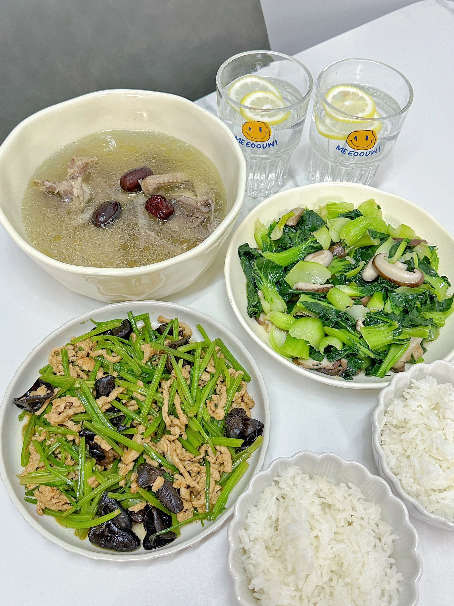 ✅晚餐分享｜芹菜木耳肉丝➕香菇青菜➕鸽子汤