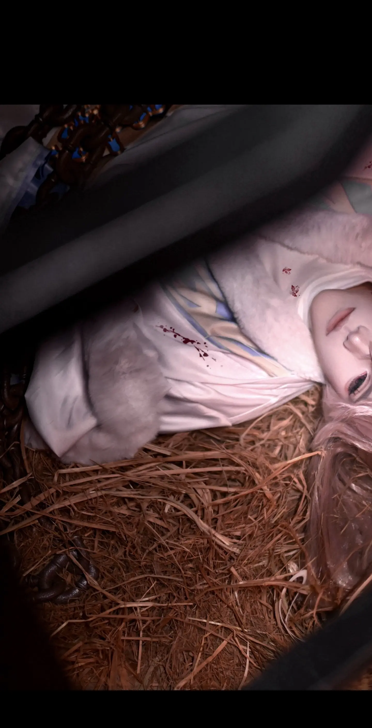 袁基一身血污的躺在地牢中，生死不明。袁基