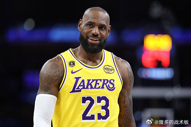 雷迪克表示，詹姆斯希望尽一切可能帮助球队赢球，并且非常理解东契奇和里夫斯在进攻端