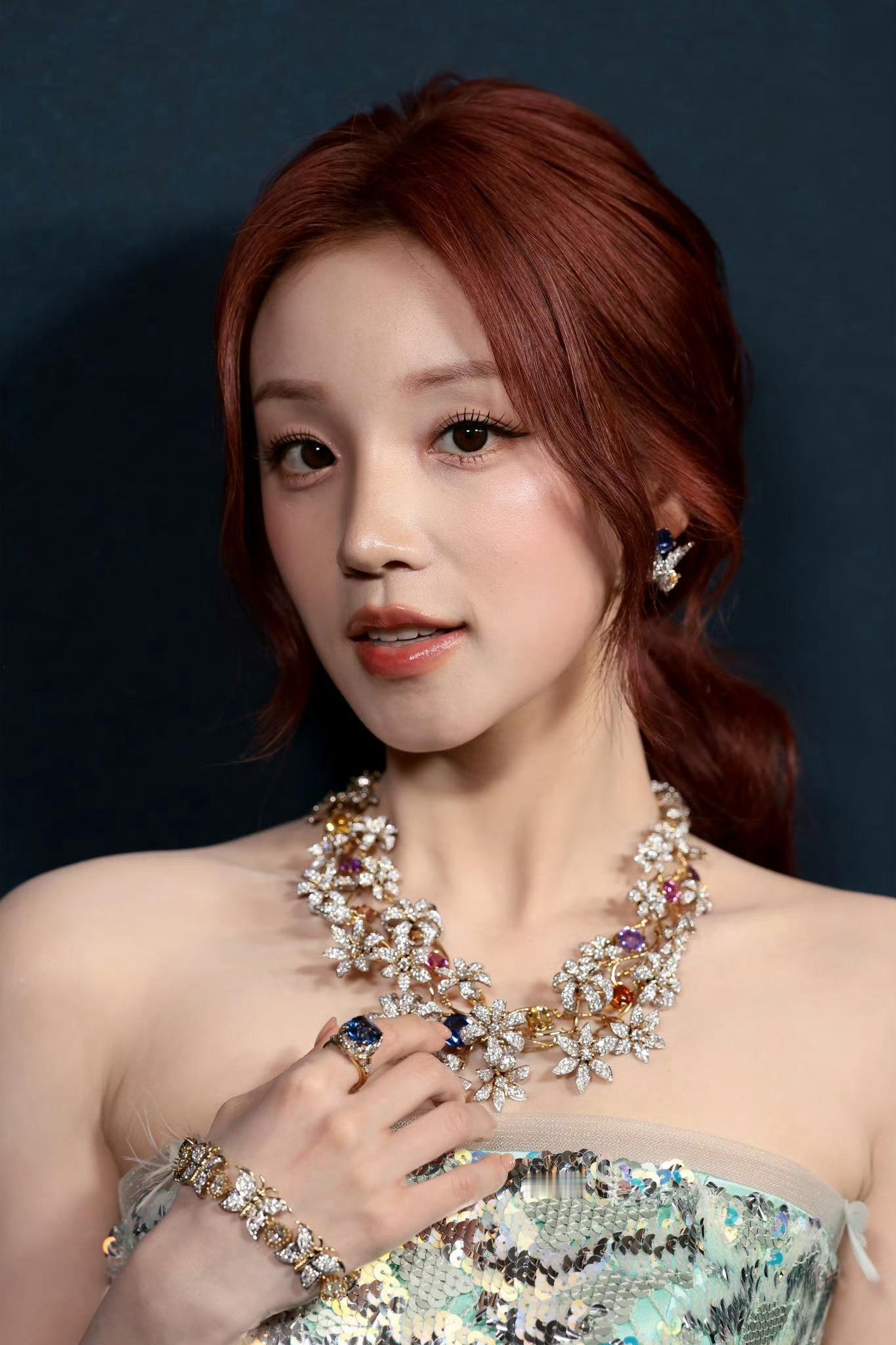 宋雨琦闪光灯下的表情管理 绿色礼服尽显优雅气质，面对密集闪光灯依旧淡定，专业表现