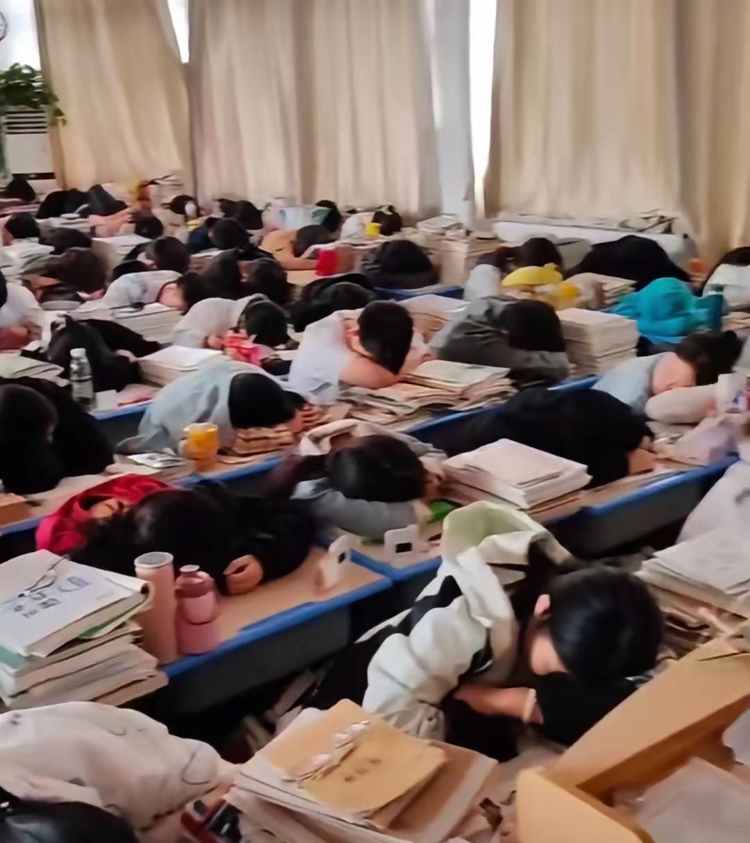 听高三侄女跟我一说我心里真挺感慨的。
​​她们班原来54个同学，这一到高三，27