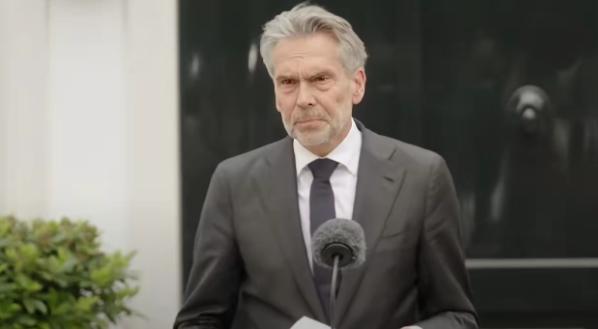 荷兰之所以敢和中国硬碰硬，其实他早已把阿斯麦算在了里头。但荷兰千算万算一定没算到