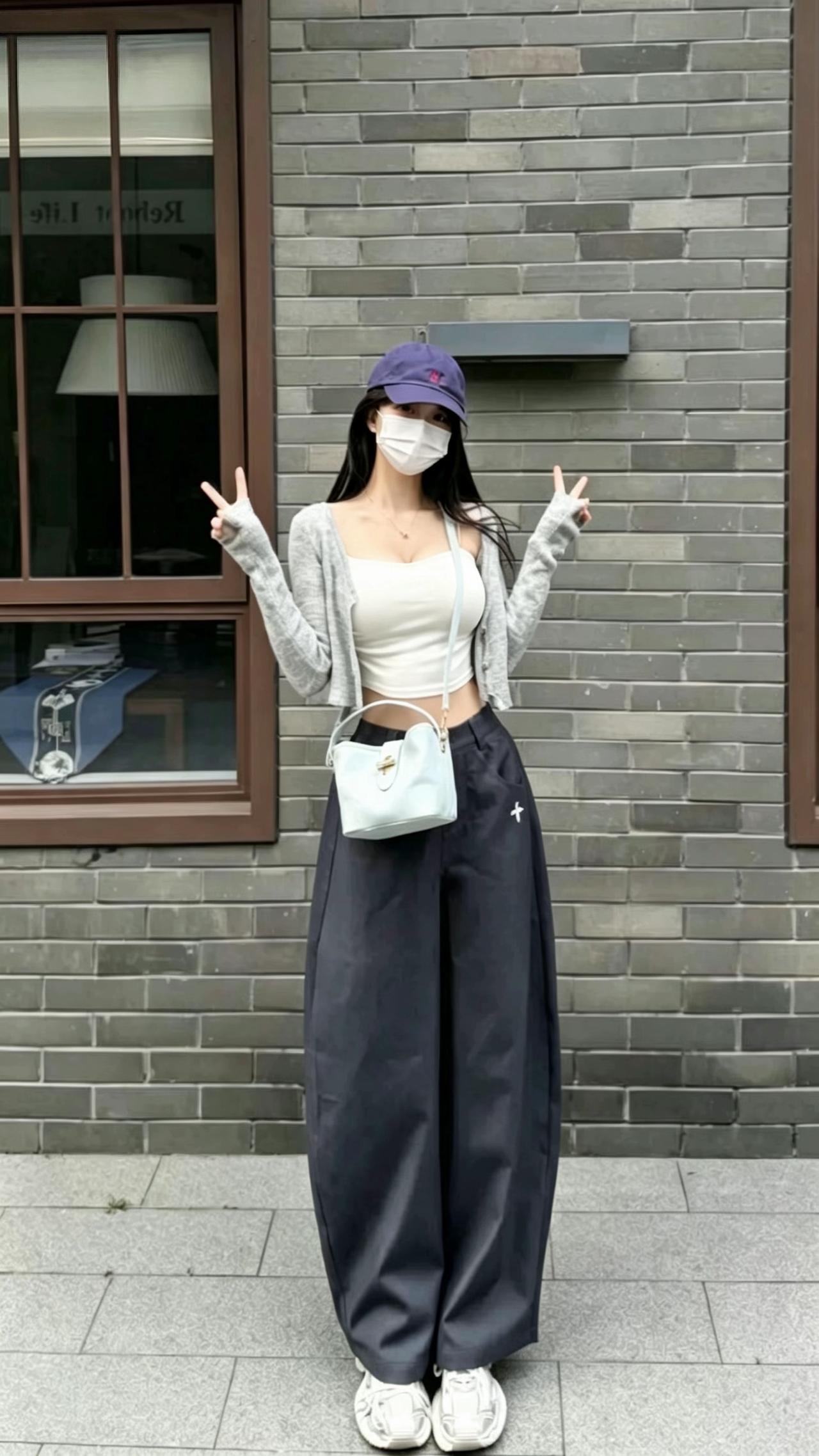 听劝穿搭：今日长裤上岗，蚊虫退散🦟

有友友天天念叨：
“你露腿不怕蚊虫咬吗？