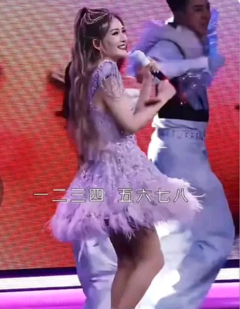 谢娜真的不能继续开全国巡演演唱会了。
从6月12日前，广电公开表态强力支持整治撕