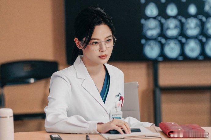 辛芷蕾接住了她的中女时代 辛芷蕾的中女时代从不是虚言，新剧唐盈盈以高精律师姿态惊