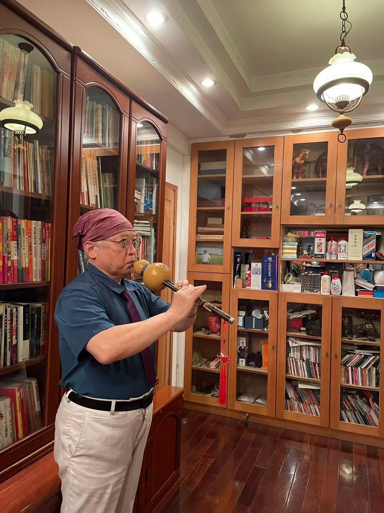 电吹管啊电吹管余春城市的公园、河畔、广场，电吹管的乐声随处可闻，这一乐器已然成了