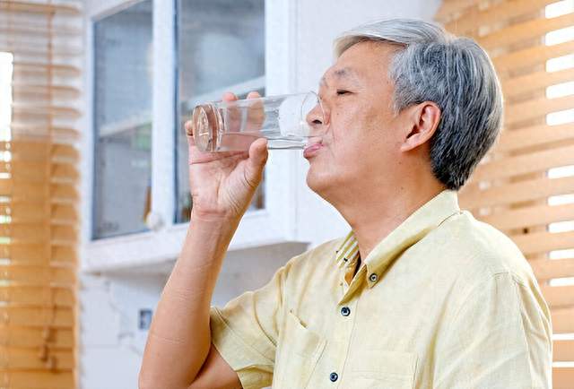 医生提醒：晨起一杯温水对糖尿病的影响，建议抽空看看