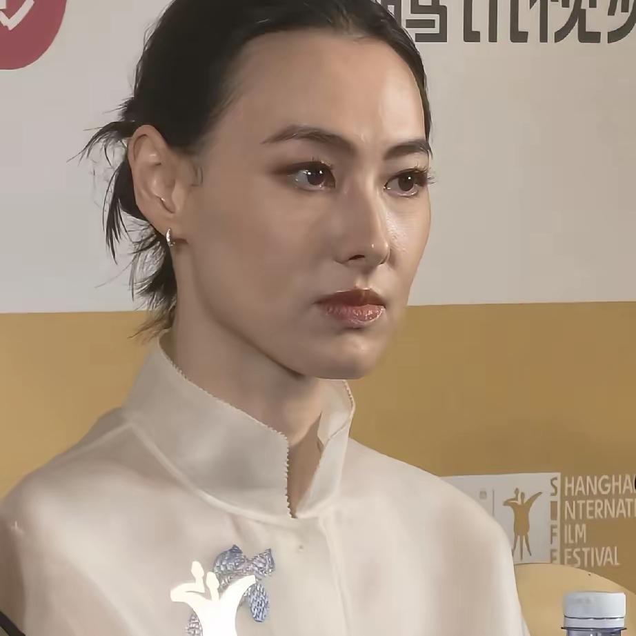 眼神是不会撒谎的，
一个人过得开不开心其实很明显。
虽然很多人都羡慕梁洛施年纪轻