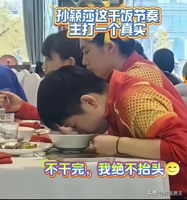 连吃饭
都这么投入
要说没佛性
佛都
不信哩嘿～！
[偷笑][偷笑]