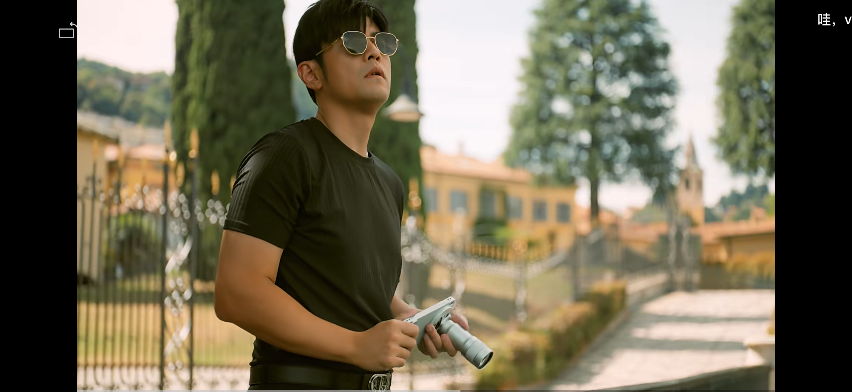 不知道大家还记得么？先前就有人拍到周杰伦日常用vivo X300Ultra的画面