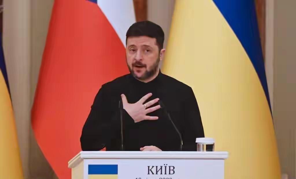 欧洲被泽连斯基比作“碎裂的万花筒”，前线吃紧却还指望美国兜底，他转身就赴阿联酋与