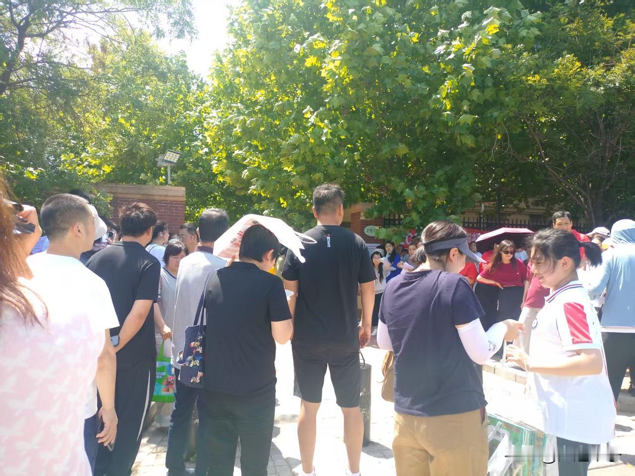 等候！

今天大连还有一件重要的事情，就是初二孩子们的中考！

 大连第八十中学