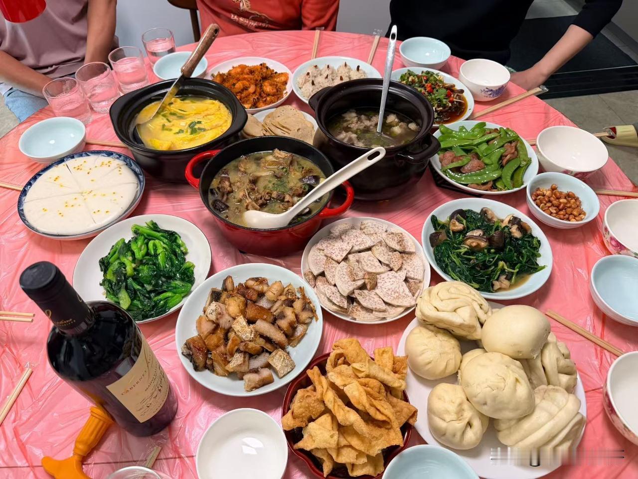 新年生活图鉴过年出去旅游也是人挤人，亲戚聚餐也是大鱼大肉，还有打麻将放烟花，感觉