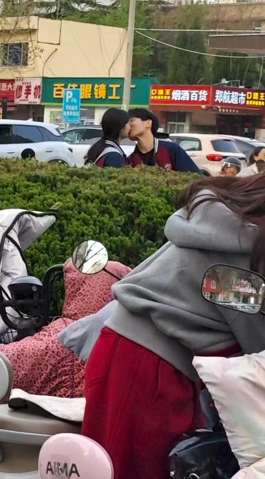 侄女今年高二，为了提高各科成绩，周末各种补课全部安排上！原以为她会一门心思的学习