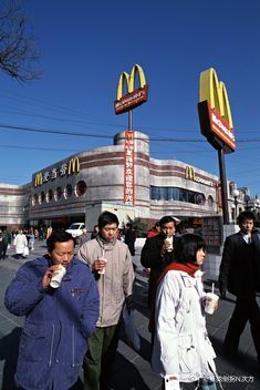 1992年，北京首家麦当劳开业当天创下了纪录，这家店当时是全球最大的麦当劳。四万