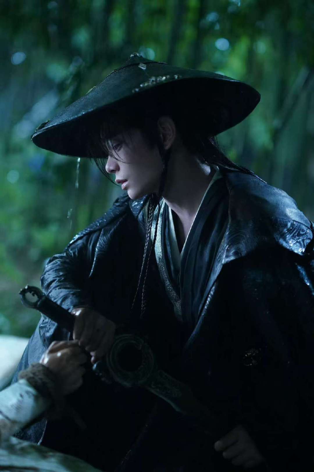 丁禹兮雨夜斗笠剧照丁禹兮竹林雨夜斗笠剧照 丁禹兮雨夜剧照 ​​​
