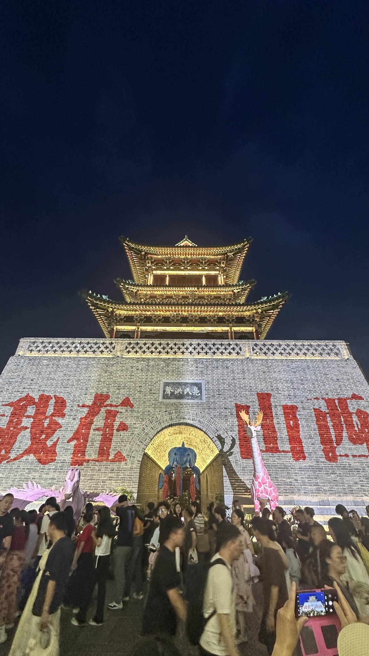 太原钟楼打卡点～人山人海，热闹非凡，人声鼎沸。
打卡太原城市地标太原市中心游玩 