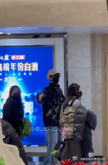 谁懂啊！李昀锐挂满清风挂件的包包，和他摘下墨镜的温柔瞬间，又萌又治愈～ 