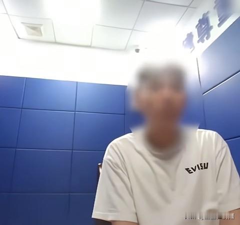 21岁小伙无证驾驶汽车被查，
交警在核对他信息的时候，
却发现，
小伙子竟然是…