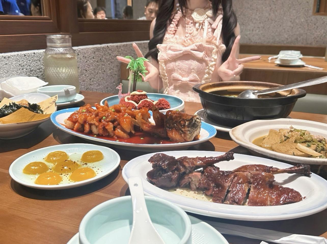 有时候感觉自己像焦糖布丁上面的那层脆壳，不仅易碎而且没什么用。不走运的...