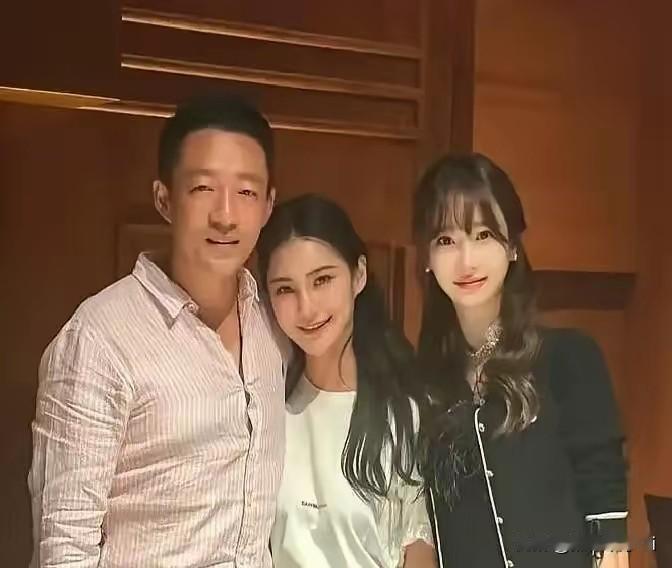 汪小菲和马筱梅在一起直播，汪对马说，你跟我在一起，你幸福，啥都有的吃。小筱笑着说