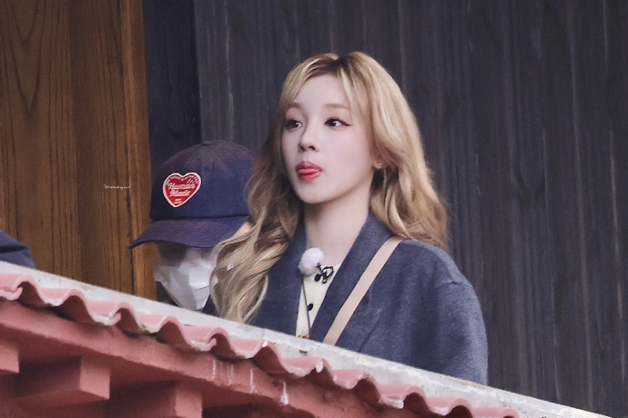 宋雨琦大衣金发知性风宋雨琦奔跑吧灰大衣金发look宋雨琦大衣金发知性风 ，宋雨琦