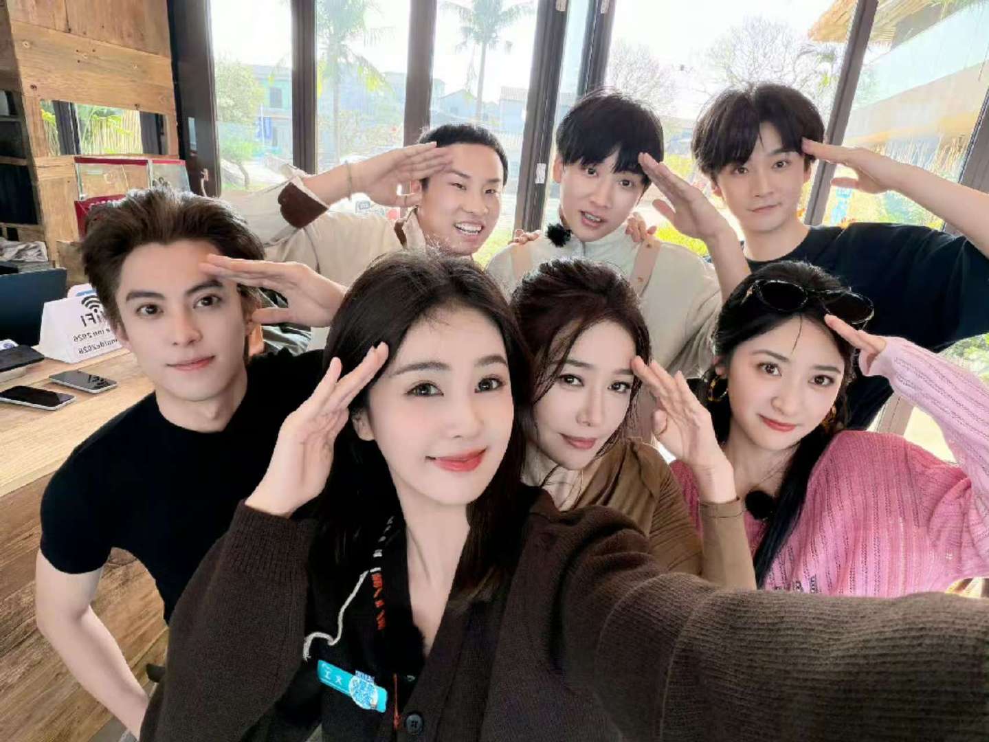 白鹿晒亲爱的客栈全员合照白鹿晒客栈团合照 好萌的白鹿 白鹿