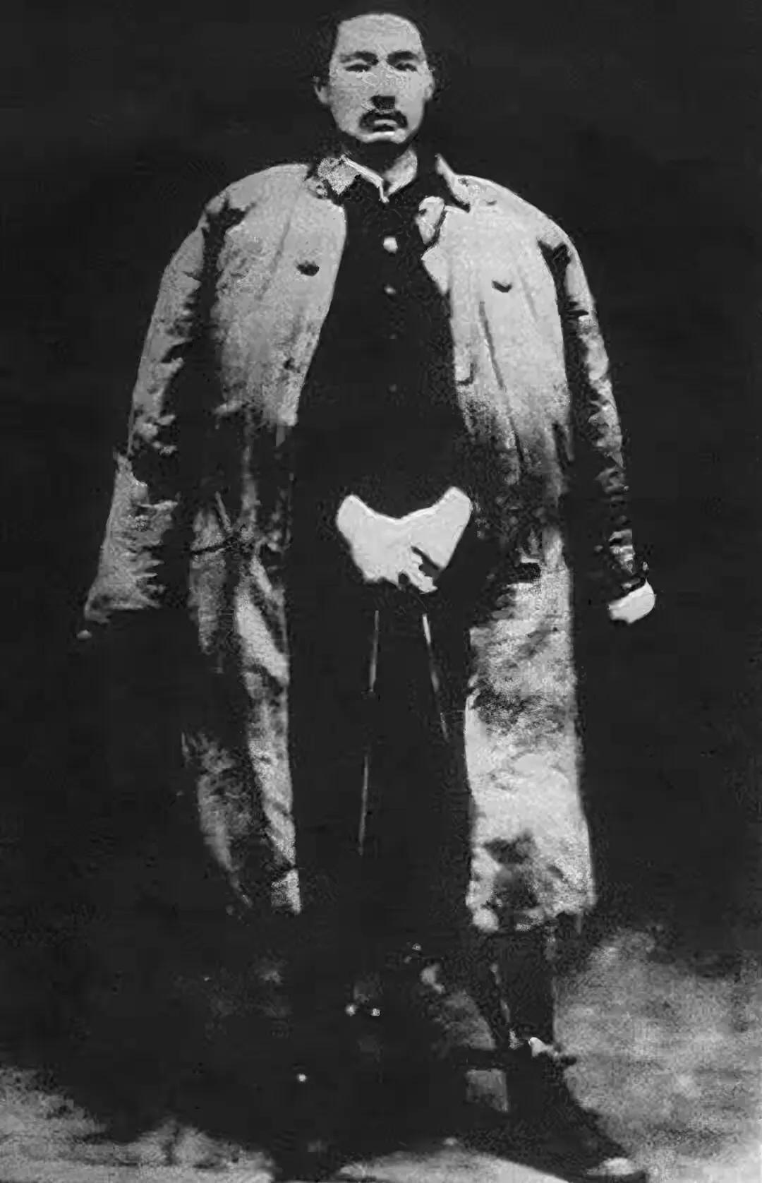 1935年，红军师长刘畴西接到迅速突围的军令，但看着疲惫不堪、精神萎靡的战士们，