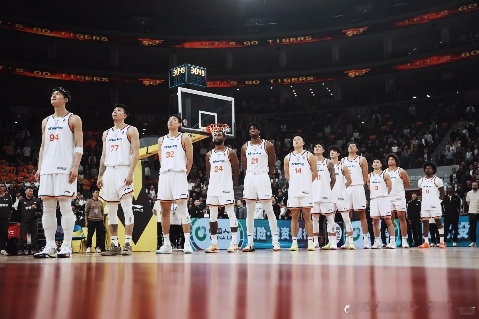 本赛季CBA开赛之初，几乎所有人都以为会是群雄逐鹿的格局，上海、北京、广厦，球迷