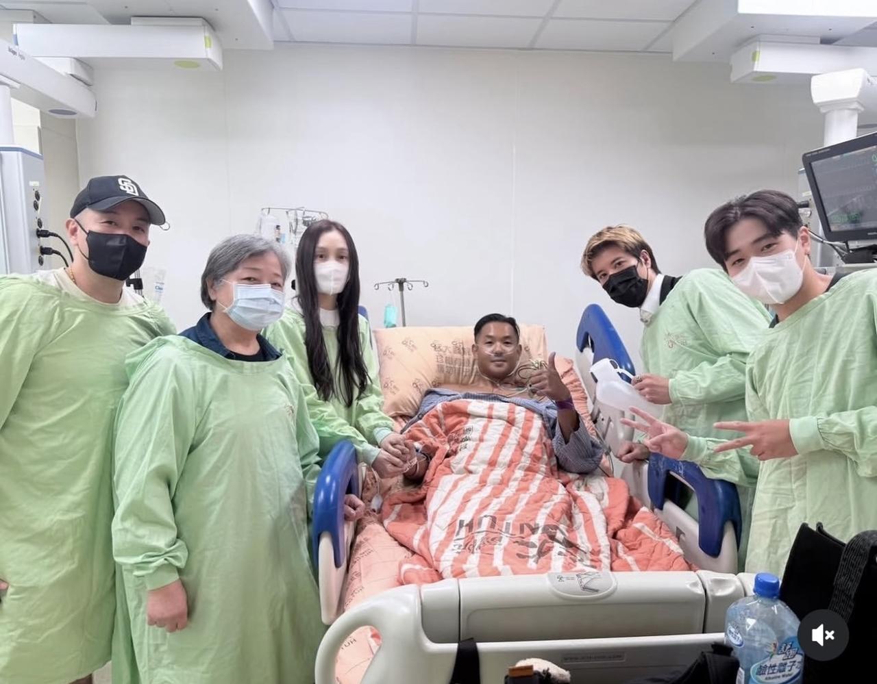 黑人这关总算闯过来了，仗着还是身子板强壮，刚从ICU出来状态就恢复的不错。

转