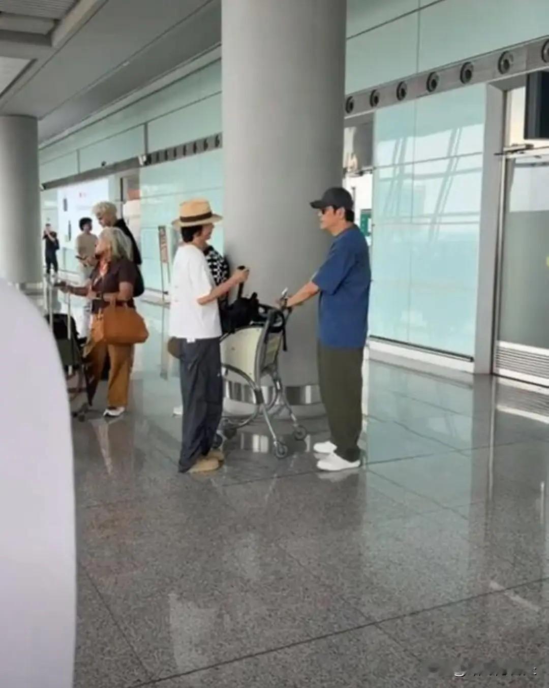 网友在西班牙巴塞罗那机场偶遇罗嘉良和苏岩了。两口子正在那边度假，女儿在英国上学，