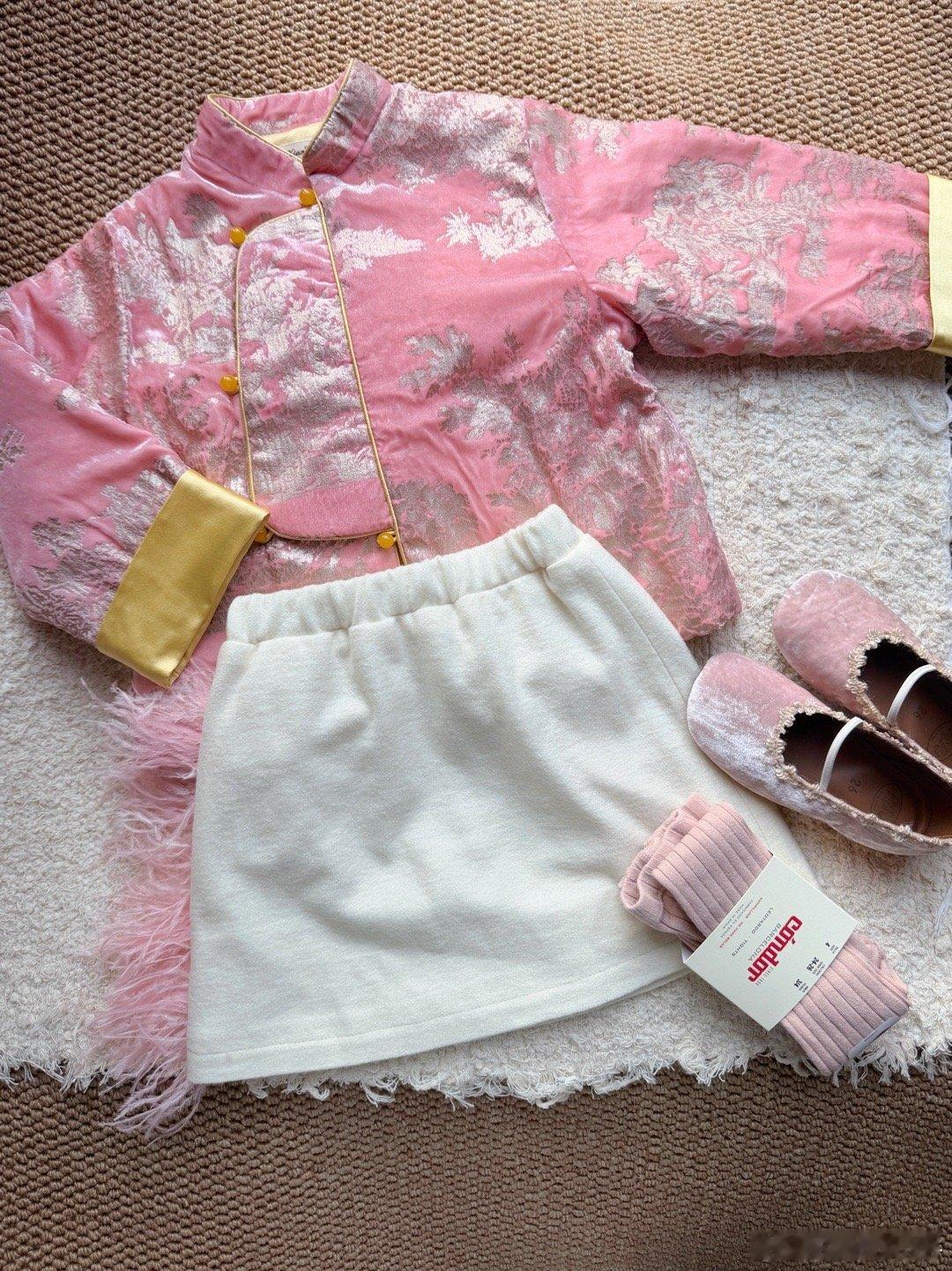 小手办的春节穿搭🏮穿漂亮年服过漂亮年～ 