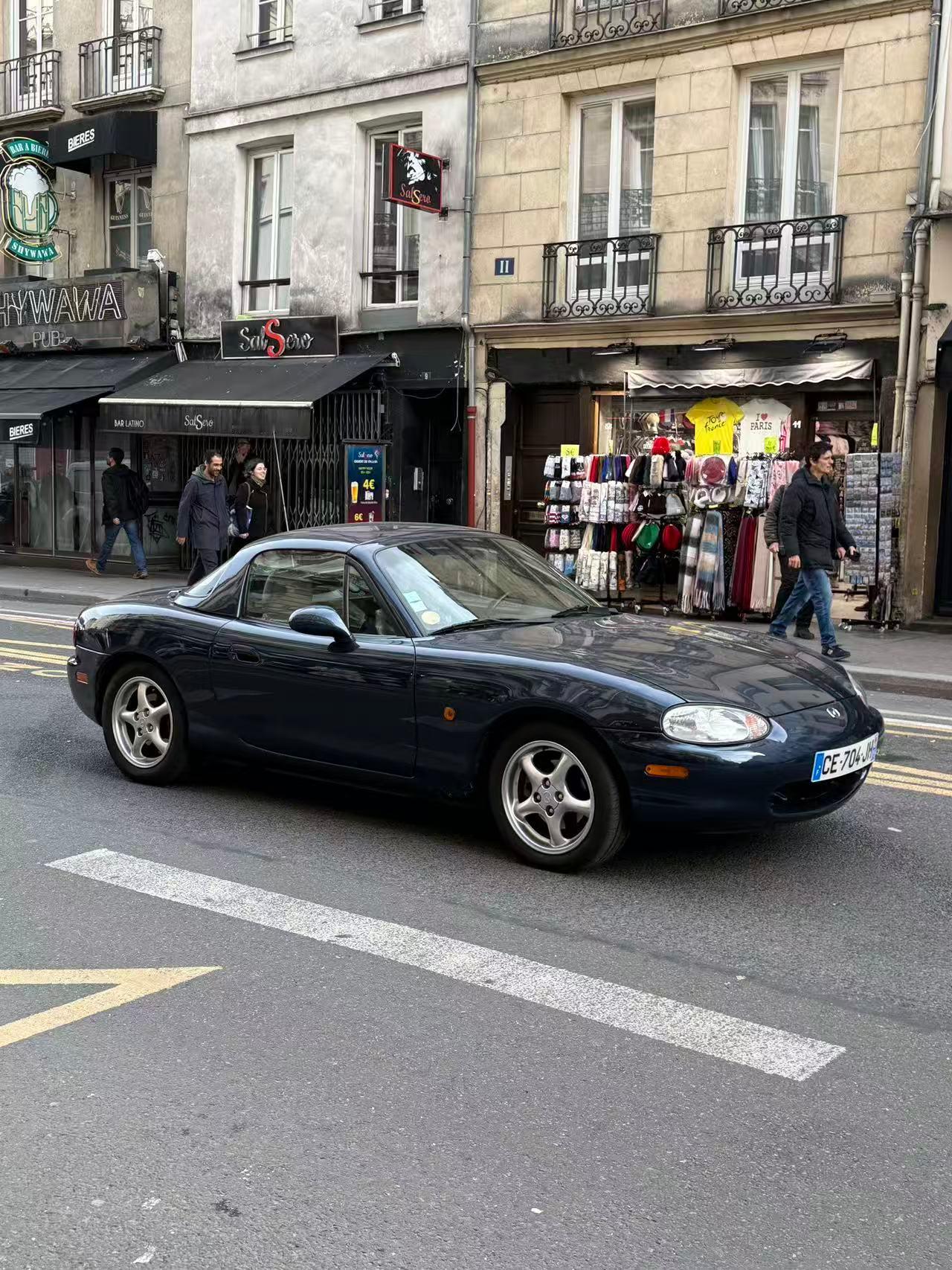 法国巴黎街头的车子这车挺耐看 ​​​