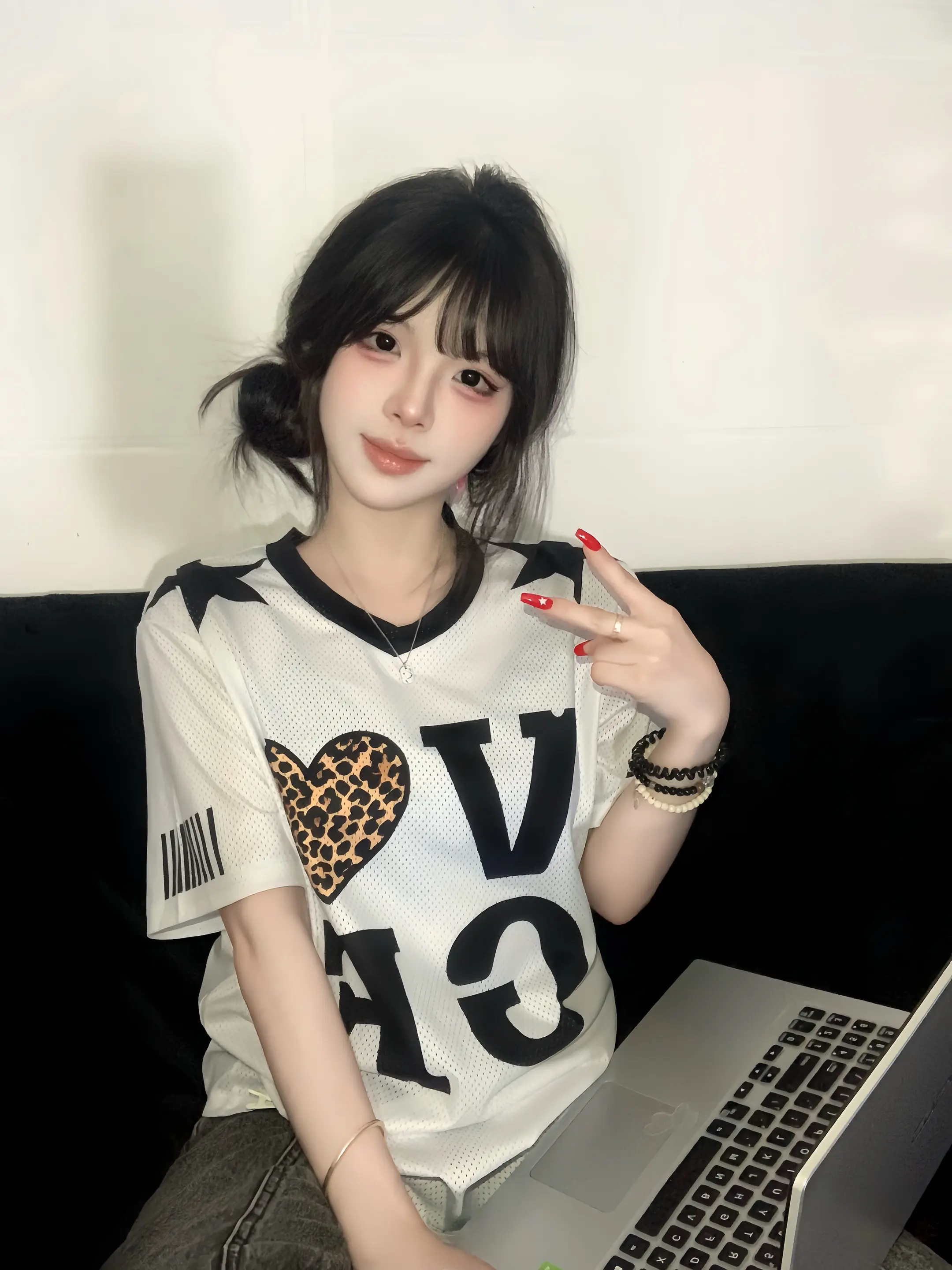 瞧把你美的 怎么这么开心啊。