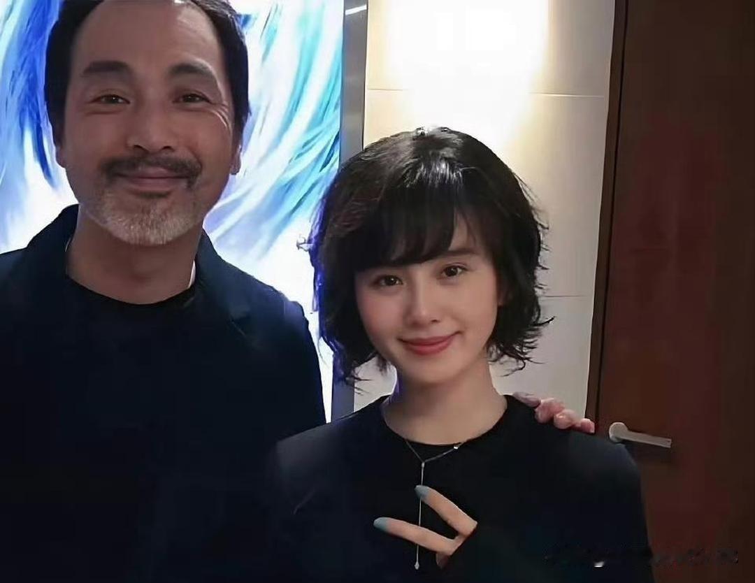 没想到刘诗诗早年竟有如此“破次元”的造型！照片里右侧那个留着短卷发的丫头便是她，