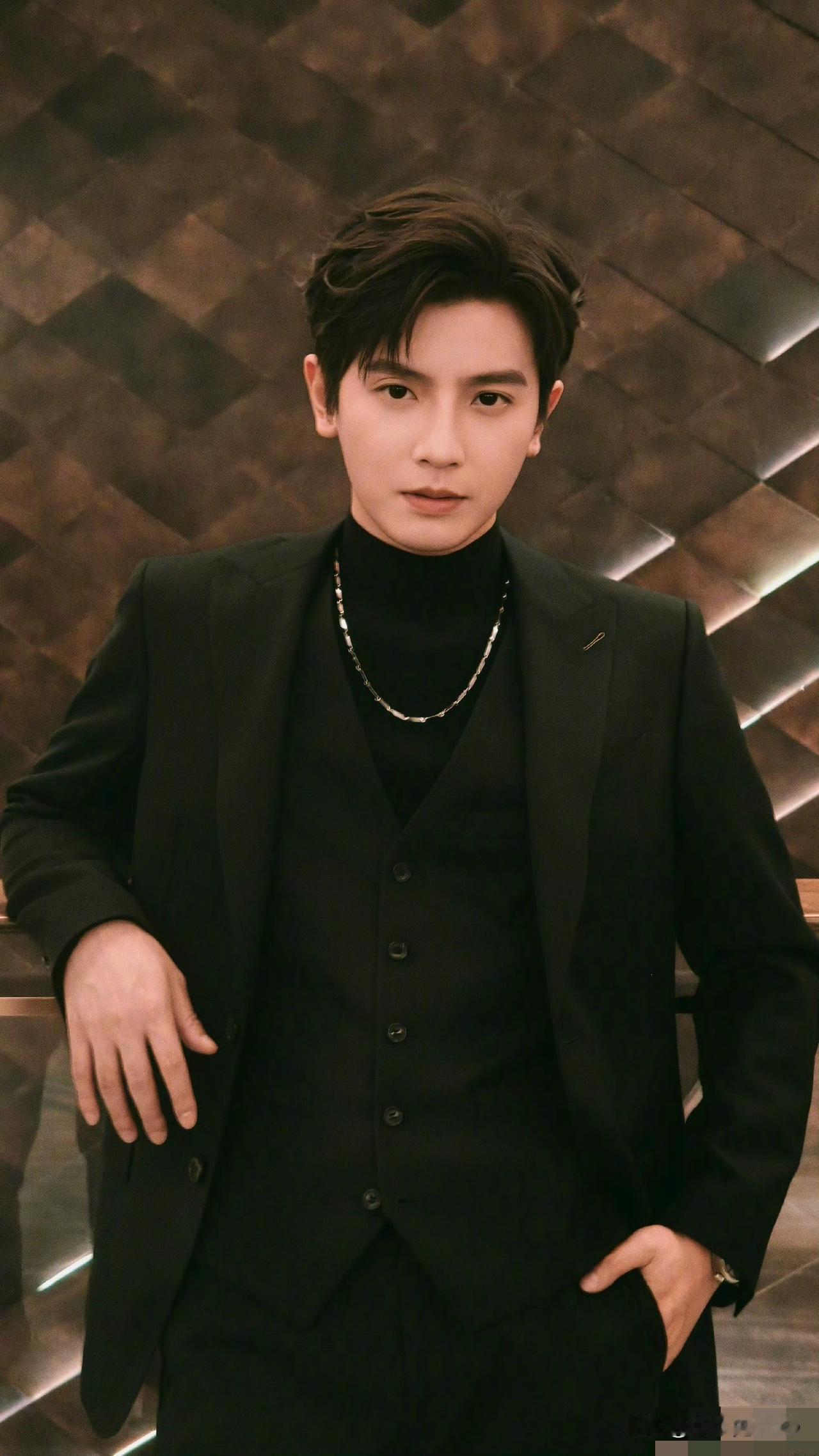 何聪睿道歉！
何聪睿因戏扑甩锅女主而道歉！

先介绍一下两位当事人：
何聪睿：短