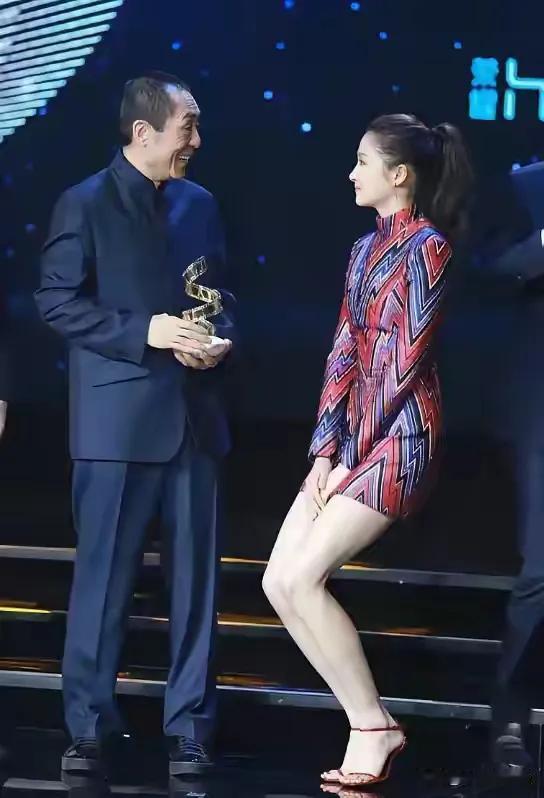 见鬣狗捂肛，见色狼捂裆，正常反应。这是条件反射，与家教素养无关总结的经典。
关晓