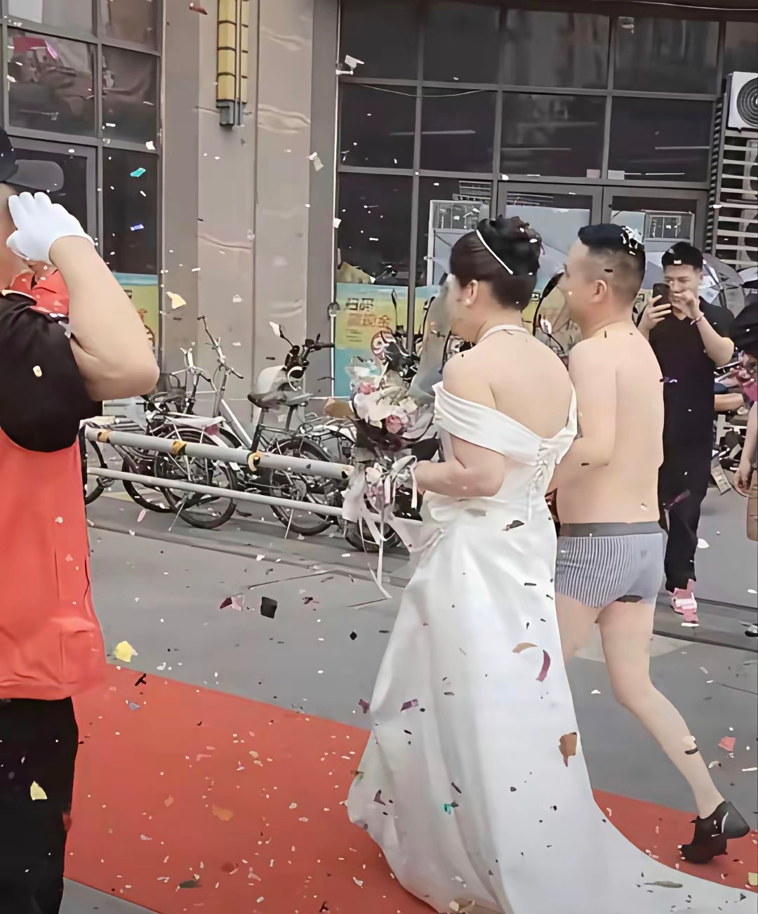 这是名副其实的“裸婚”！