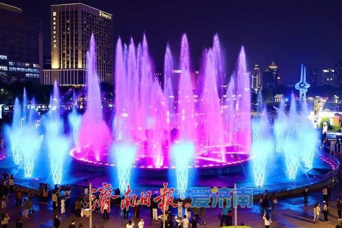 历经一个月封闭改造，济南泉城广场荷花音乐喷泉于4月15日晚8时正式恢复喷放。这座