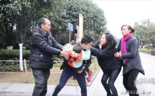 人贩子常扮成慈祥老人、热心路人、医护人员甚至"熟人"，用零食、玩具、带路、接孩子