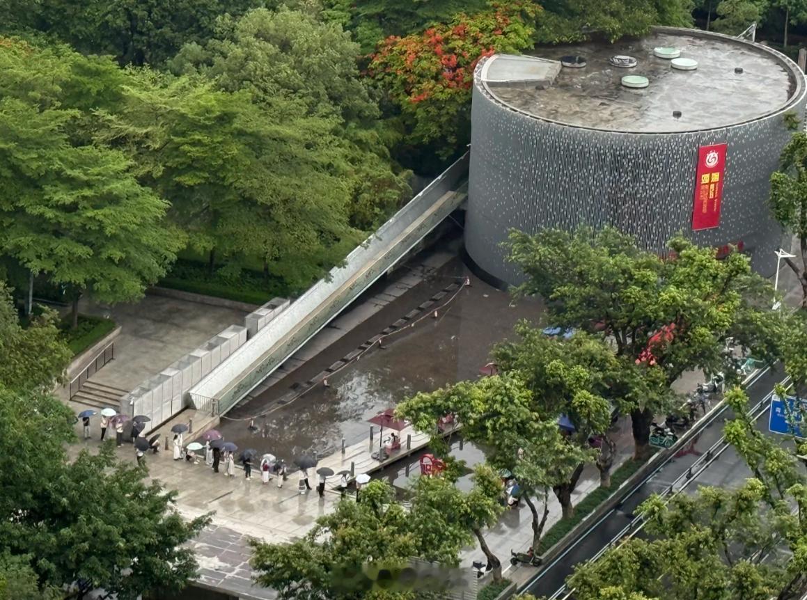 今天520，深圳南山区排队结婚的人，凌晨12点半就已经有人提前过来夜排了。深圳