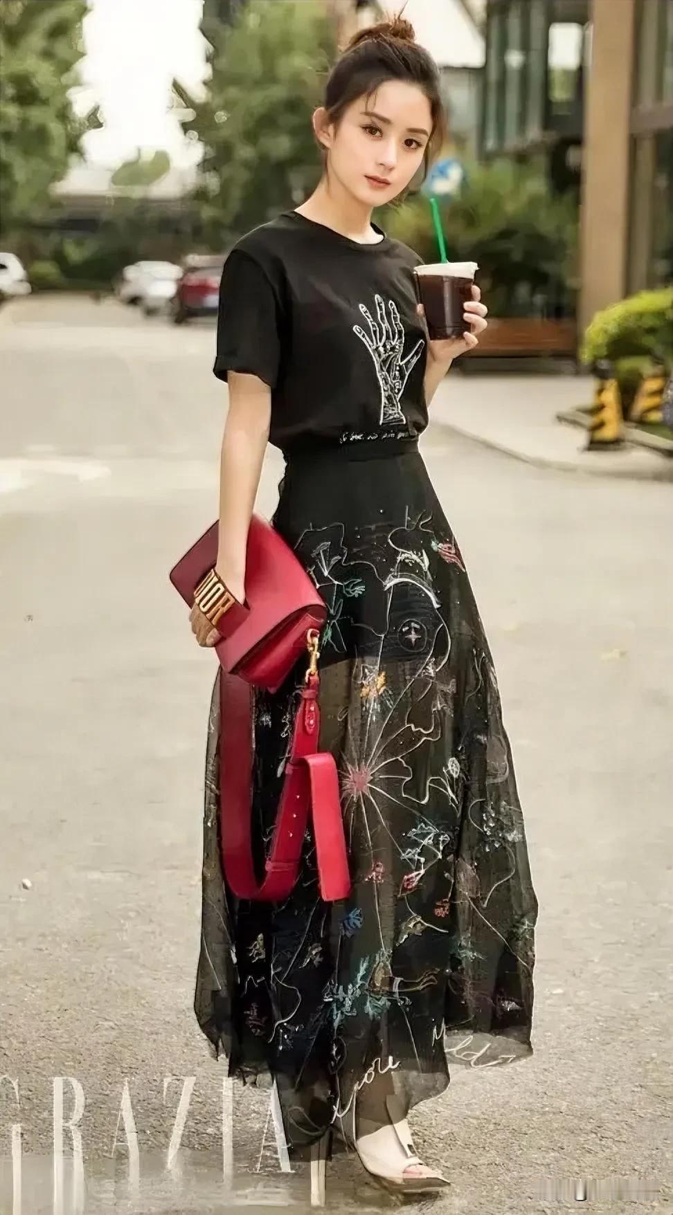 生活中的赵丽颖宛如春日暖阳般温柔美丽。素颜出镜时，她的皮肤透着自然的光泽，眉眼弯