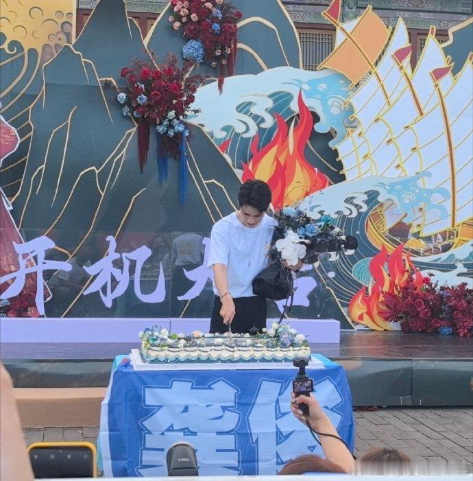 龚俊白衣公卿开机状态  就是把我给帅到了呀，看到龚俊《白衣公卿》开机状态，真的还
