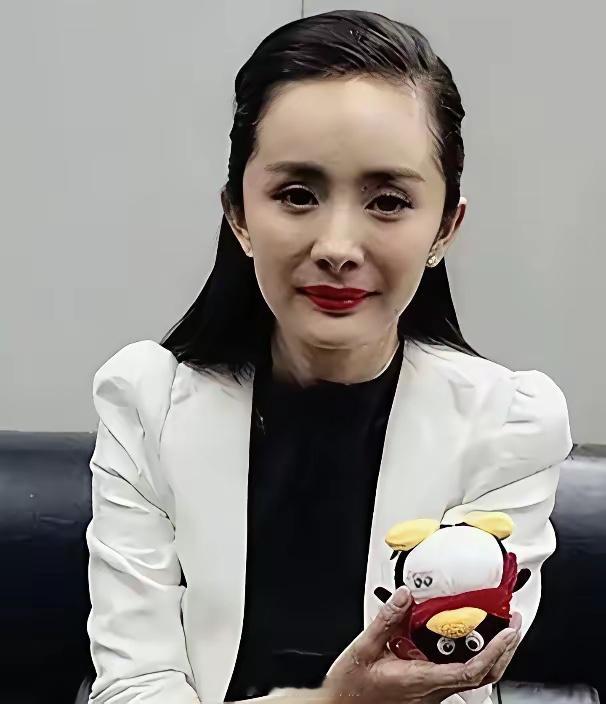 我能接受杨幂40岁了，也能接受杨幂一直单身，但我实在理解不了，她才40岁，怎么突