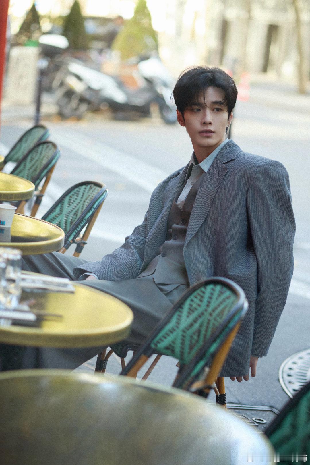 何与递的乐事谁不想接 何与边看行程边吃薯片的样子，把“轻松工作”的氛围拉满了！镜