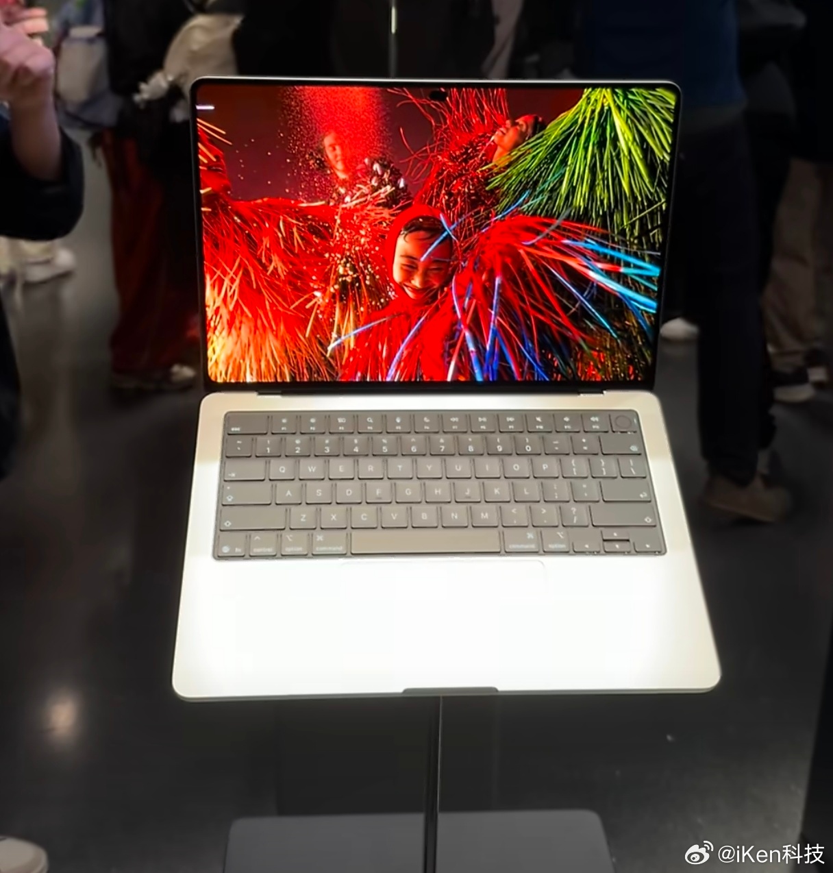 触控版苹果笔记本真机长这样MacBook Pro触屏版是苹果首款带屏幕触控的笔记