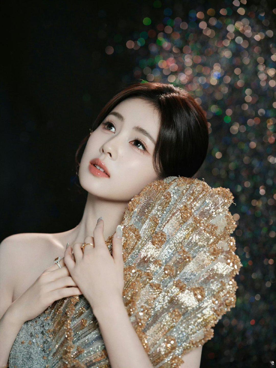 白鹿 时尚芭莎“超级玩家”首轮官宣海报好久不见的红毯鹿上线，又可以看绝美妆造➕礼