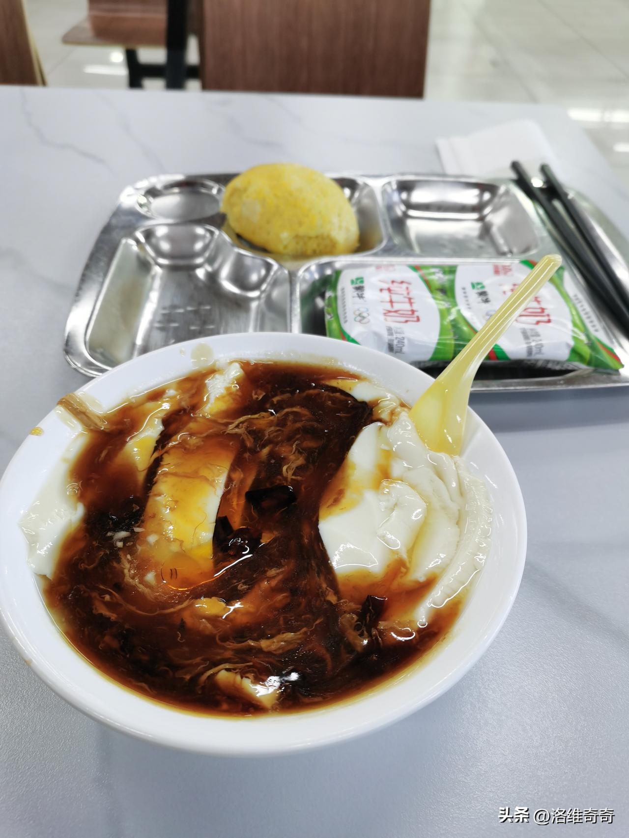 去饭馆吃饭，跟老板说：“菜少放点盐，我血压高。”
老板点点头，菜上来一尝咸得齁人