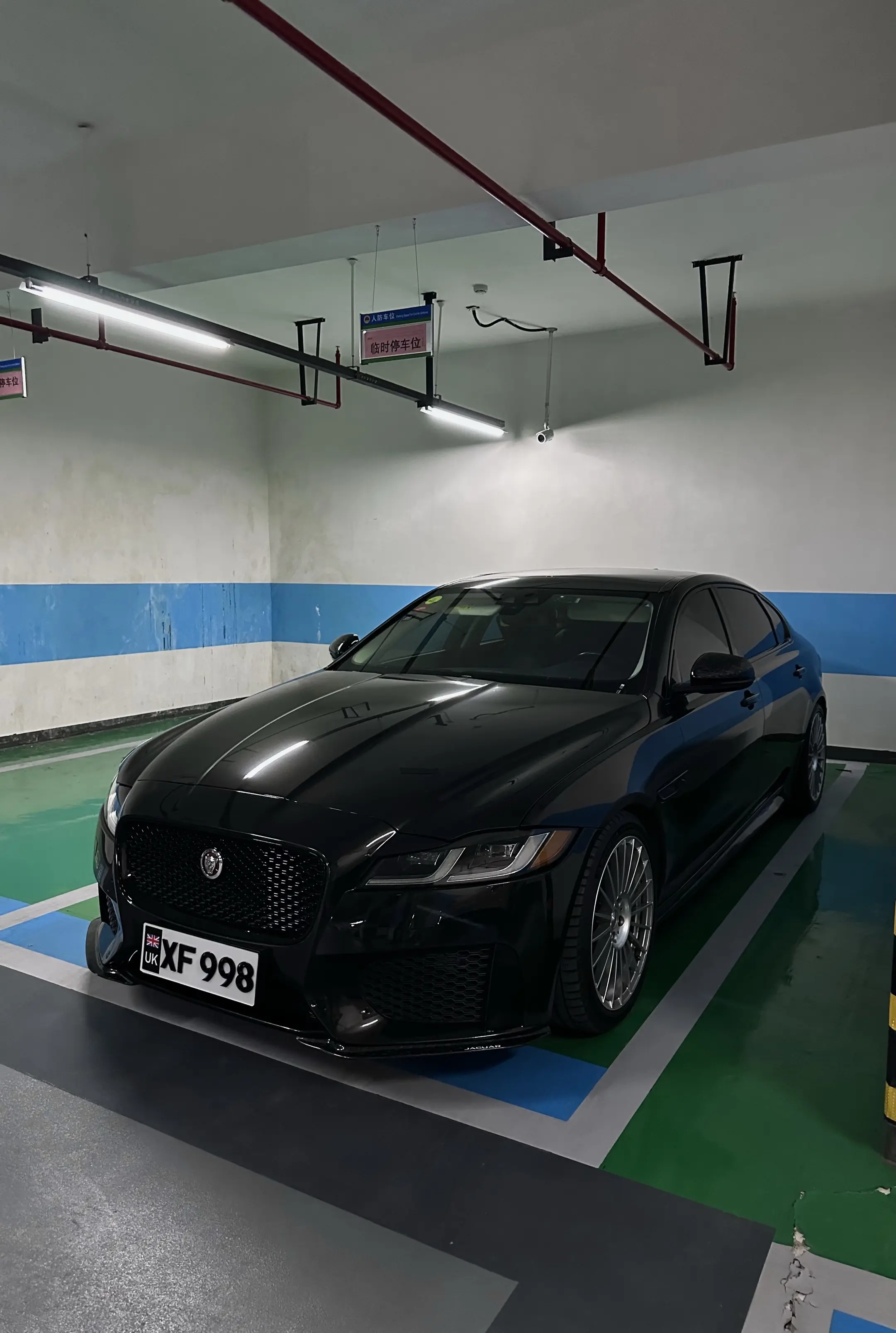 Black Jaguar XF。
