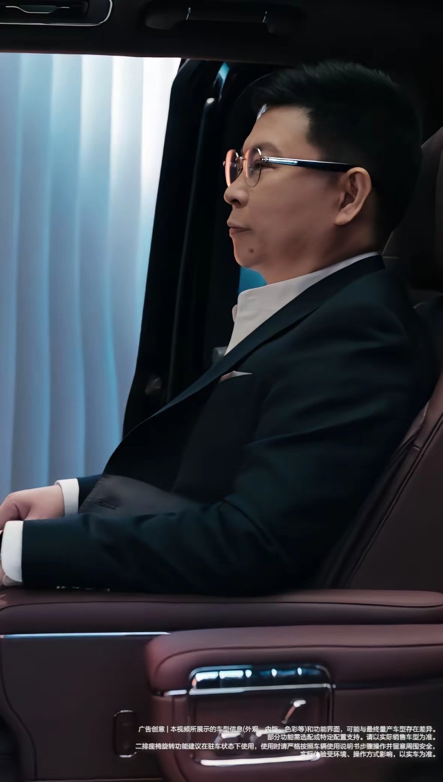 余承东晒出了在智界V9里的转场视频，一会招呼宠物，一会喝茶，一会办公，有台大空间